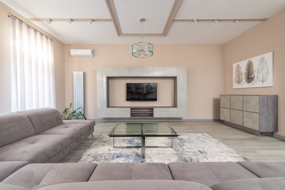 Salon z lamelową ścianą i miękkimi tekstyliami w beżowej palecie