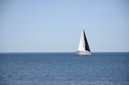 Foto profissional grátis de barco, céu limpo, corpo d'água