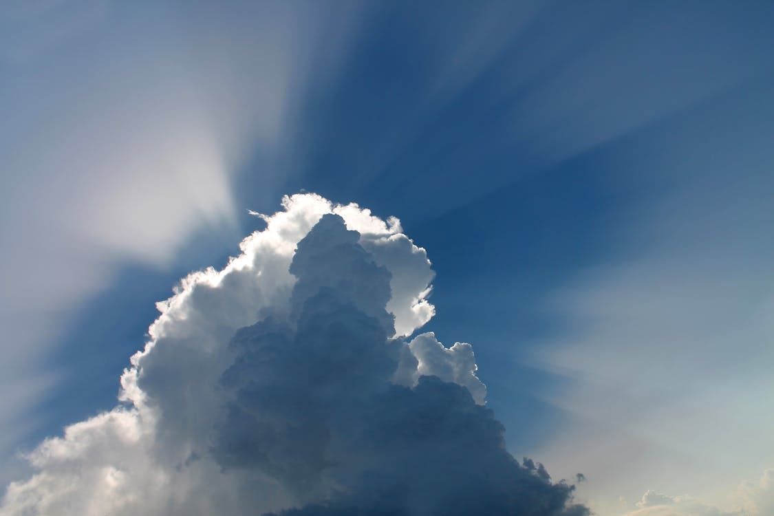 grátis Sol Coberto Por Nuvens Brancas Mostrando Foto profissional