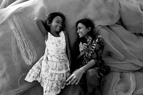 Darmowe zdjęcie z galerii z czarno-biały, dzieci, dziewczyny