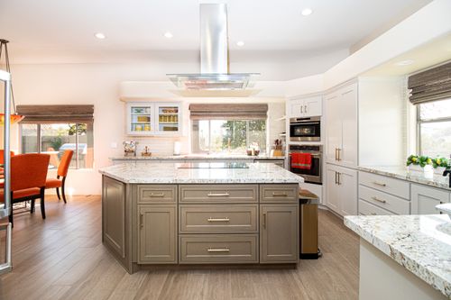 Free Spacious modern kitchen featuring a center island, stainless steel appliances, and elegant decor. Stock Photo