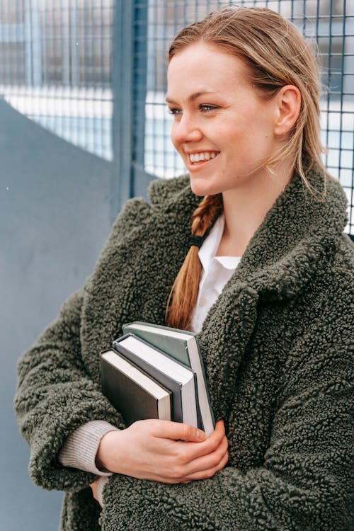 Ilmainen kuvapankkikuva tunnisteilla aita, blondi, candid-kuva