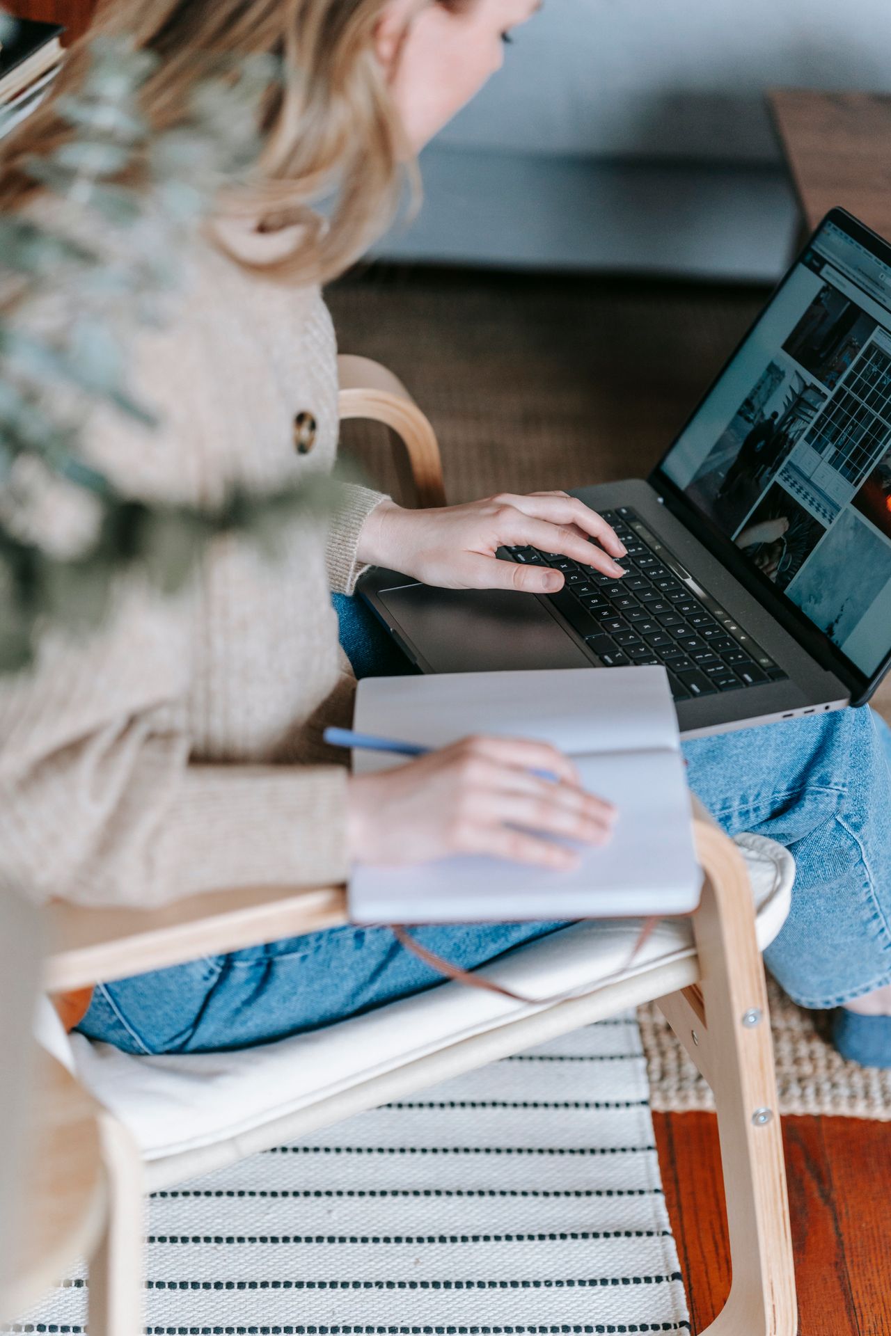 Health Insurance for Freelancers in Germany: GKV vs PKV Guide 2 Freelancer comparing health insurance options in Germany