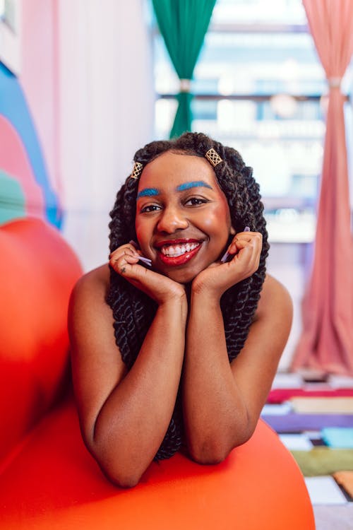 Gratis stockfoto met Afro-Amerikaanse vrouw, gekleurde vrouw, glimlachen