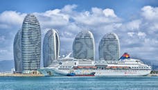 港口停靠着一艘游轮，映衬着现代城市的天际线