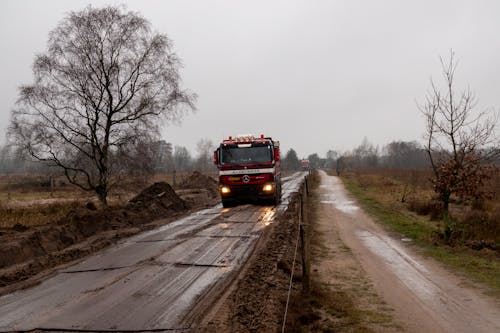 Darmowe zdjęcie z galerii z ciężarówka, deszcz, droga polna