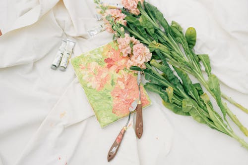 beyaz bez, boya tüpleri, çiçek boyama içeren Ücretsiz stok fotoğraf