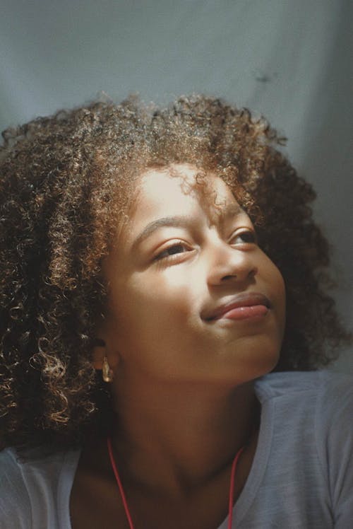 Free Close-up Shot of a Girl with Afro Hair Looking Afar Stock Photo