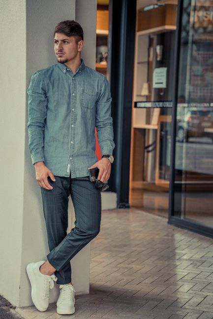 kemeja chambray sama celana kotak-kotak slim, santai tapi tetap rapi
#ootdindo #lightblue #shirt #sneakers