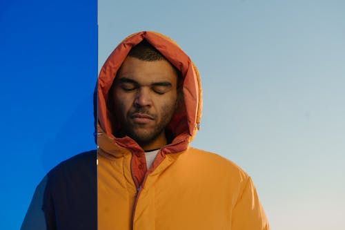 Kostenlos Kostenloses Stock Foto zu afroamerikanischer mann, augen geschlossen, blauer himmel Stock-Foto