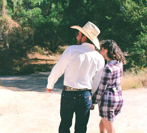 Hombre Vestido Con Camisa De Vestir Blanca Y Sombrero De Vaquero Blanco