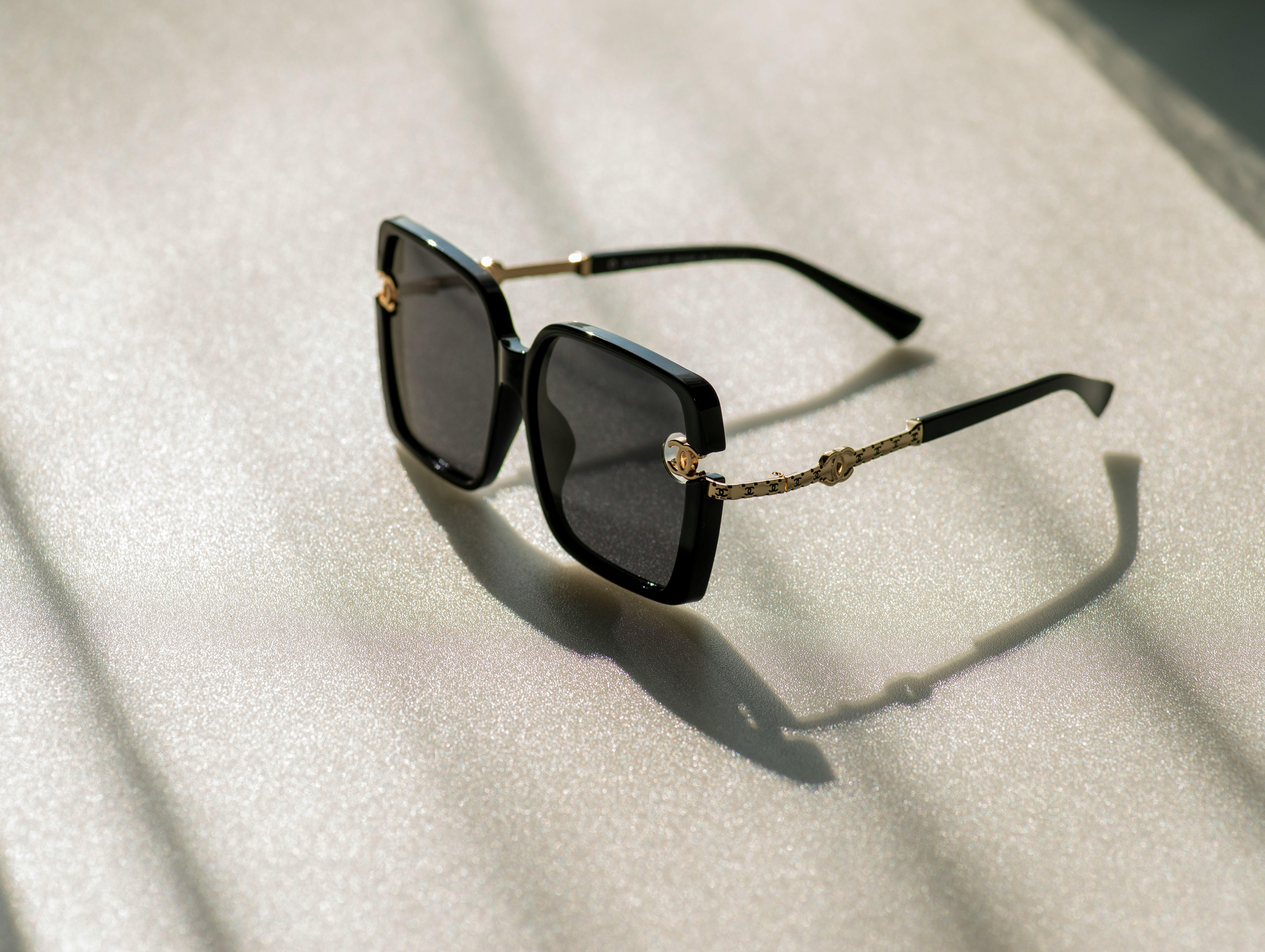 Chanel  Black  beige oval sunglasses 435  Oval sunglasses Chanel  sunglasses Stylish glasses