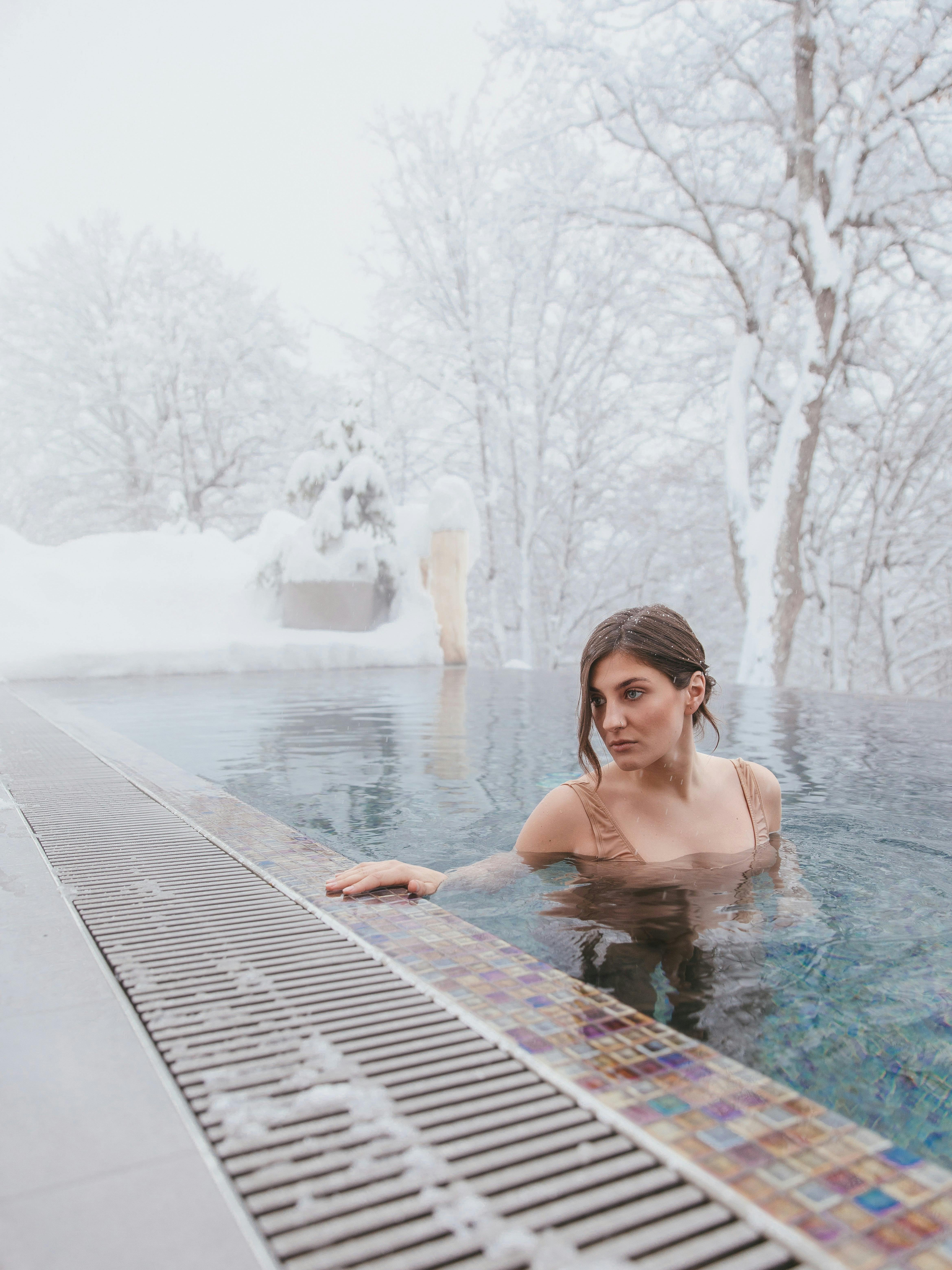 Cerb din Broșteni răcorit într-o piscină improvizată după ritualul de boncănit (foto)