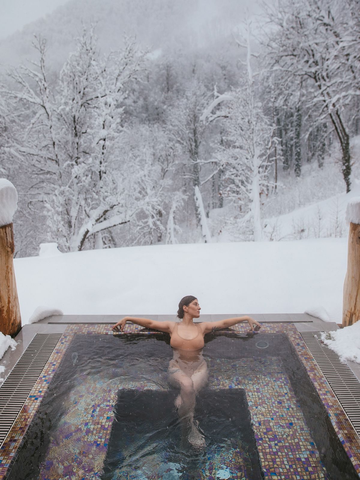 Piscina termal exterior en bosque