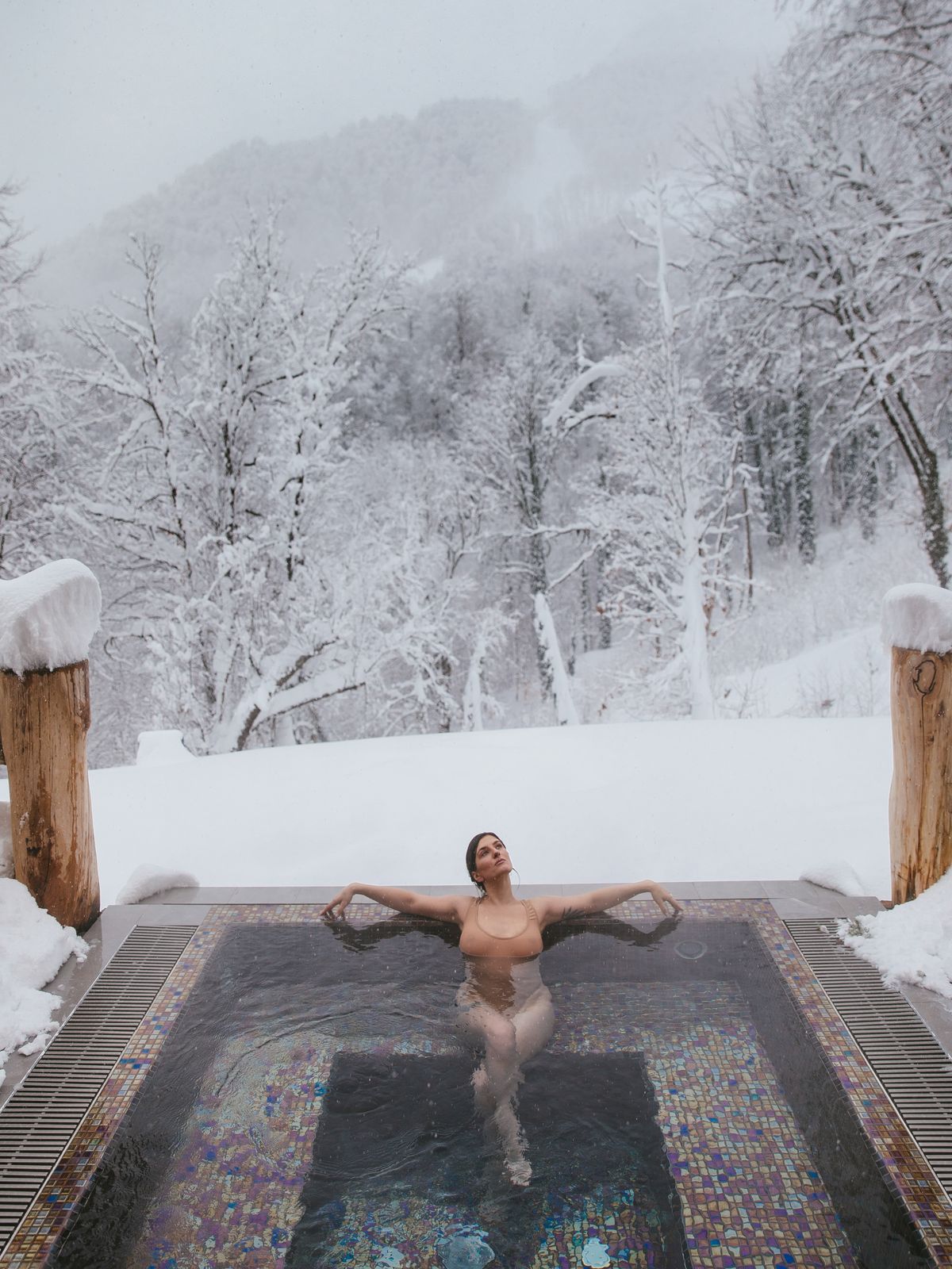 Bassin chaud dans un décor hivernal, photo d’ambiance
