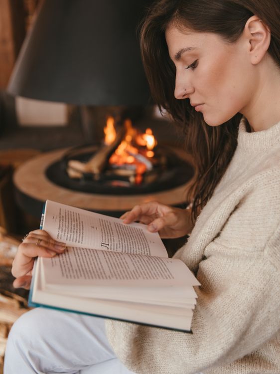 Kostenloses Foto zum Thema: befriedigung, brennholz, buch, chillen, das leben zu hause, drinnen, entspannung, erdfarben, feminin, feuer, frau, freizeit, friedlich, friedvoll, gelassenheit, gemtlich, harmonisch, herbst, hlzern, hygge, innere, intim ... Kostenloses Foto zum Thema: befriedigung, brennholz, buch, chillen, das leben zu hause, drinnen, entspannung, erdfarben, feminin, feuer, frau, freizeit, friedlich, friedvoll, gelassenheit, gemtlich, harmonisch, herbst, hlzern, hygge, innere, intim ...