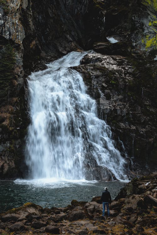 Uomo In Piedi Vicino A Cascate