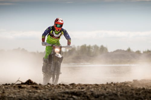 Orang Dengan Perlengkapan Motocross Hijau Mengendarai Sepeda Motor Trail