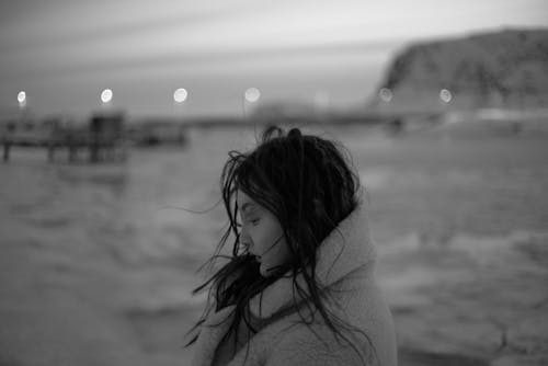 Foto d'estoc gratuïta de blanc i negre, clima fred, dona
