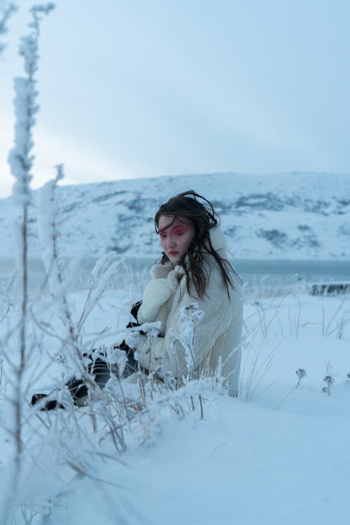 ağır kar, dikey atış, Kadın içeren Ücretsiz stok fotoğraf
