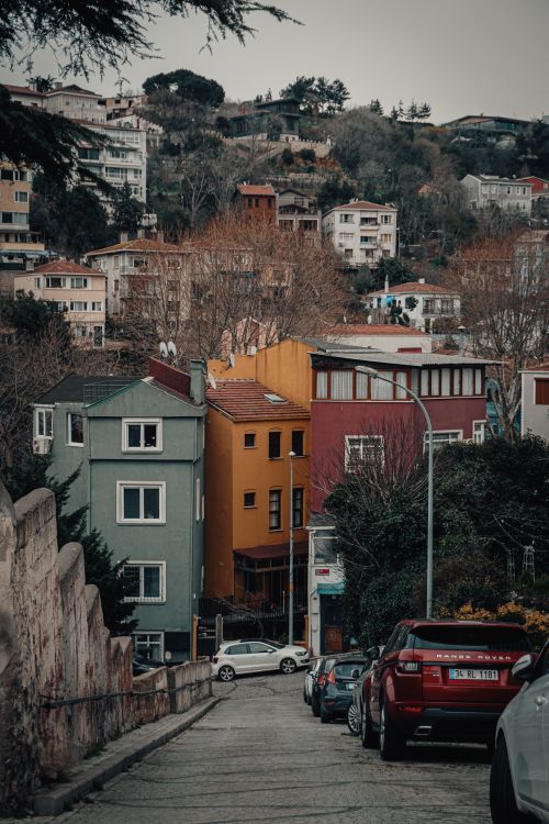 Free Vibrant street scene in Istanbul showcasing colorful houses and parked cars. Stock Photo