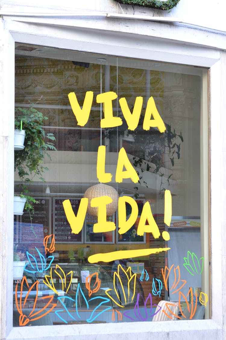 Viva La Vida Inscription On Glass Window