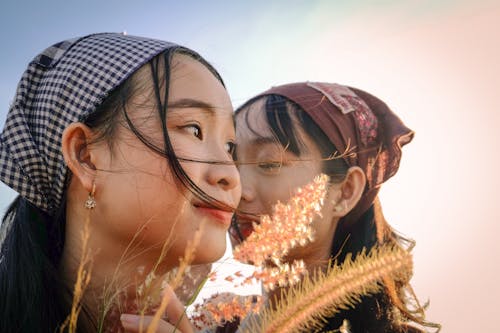 Gratis lagerfoto af asiatiske kvinder, blomsterbuket, hovedtørklæde