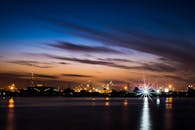 黄昏时分，迪拜天际线的壮丽景色倒映在平静的水面上