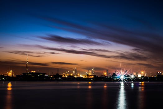 黄昏时分，迪拜天际线的壮丽景色倒映在平静的水面上