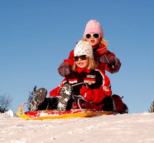 免费 2女孩在雪地上玩 素材图片
