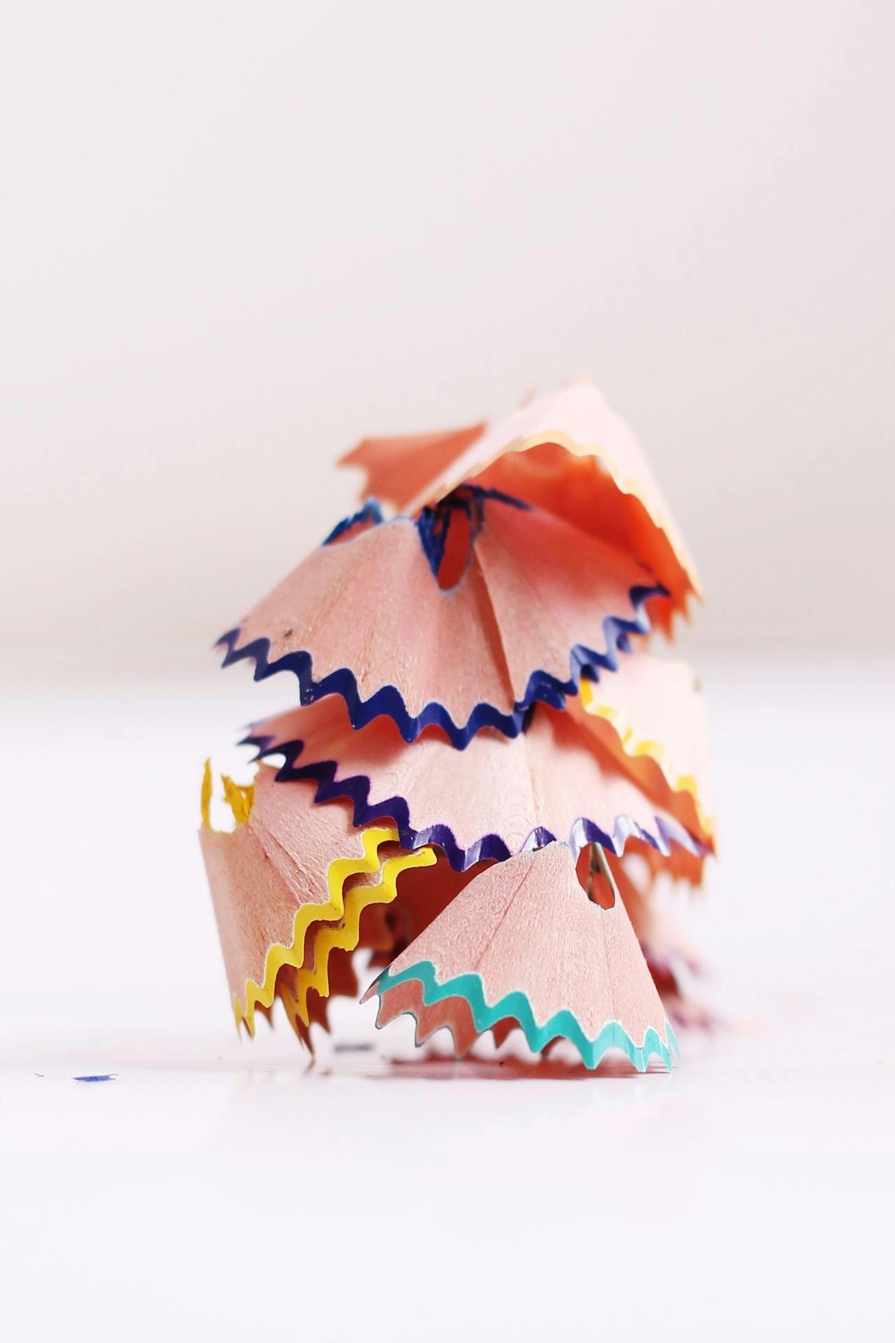 充满活力和艺术感的铅笔屑特写，置于中性背景下