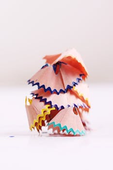 充满活力和艺术感的铅笔屑特写，置于中性背景下