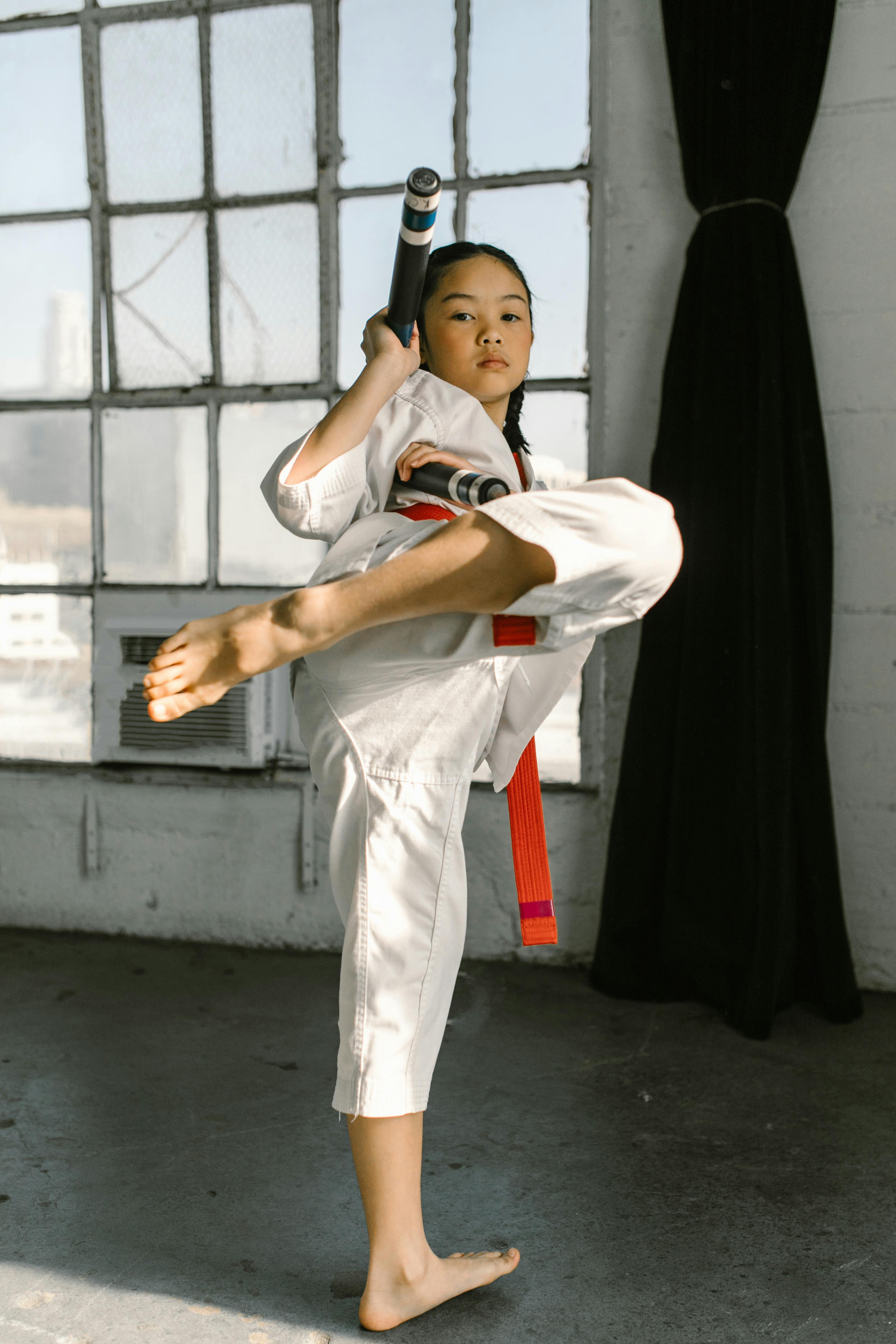 Karate Đá Hình ảnh Sẵn có - Tải xuống Hình ảnh Ngay bây giờ - Karate, Nền  đen, Bảo vệ - Khái niệm - iStock