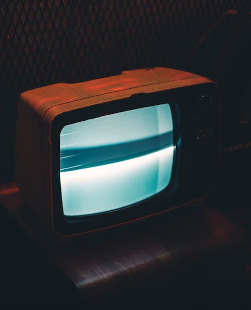 灰色の画面を表示している黒いブラウン管テレビ
