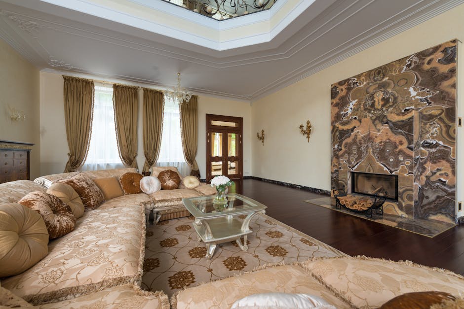 Klasyczny salon z beżowym tapczanem z pikowanym oparciem i drewnianym stolikiem