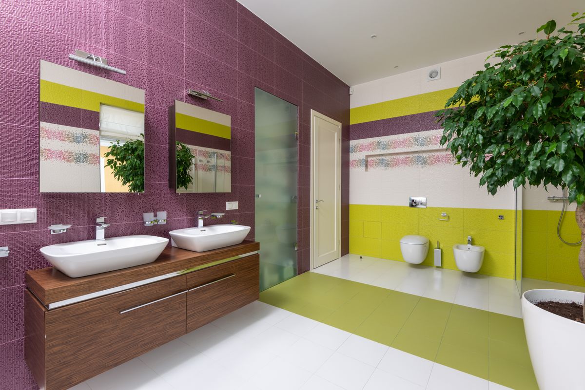 green and white tiled bathroom inspiration