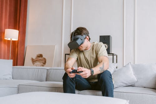 Free A Man Wearing a VR Headset Stock Photo