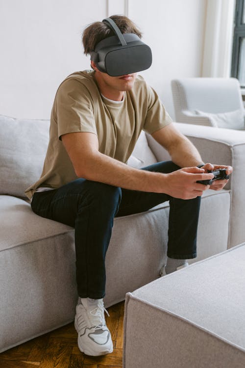 Free A Man Wearing a VR Headset Stock Photo
