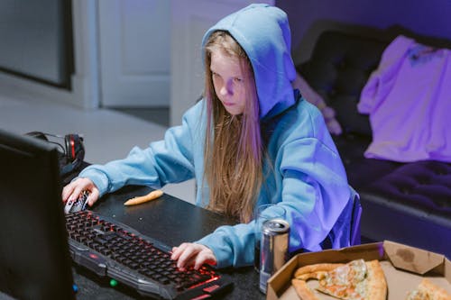 Kostnadsfri bild av blå hoodie, dator, flicka