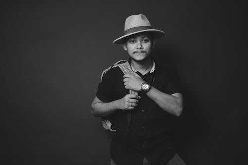 Foto stok gratis grayscale, hitam & putih, laki-laki