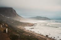 开普敦海岸线的宁静景色，悬崖迷雾重重，海浪汹涌