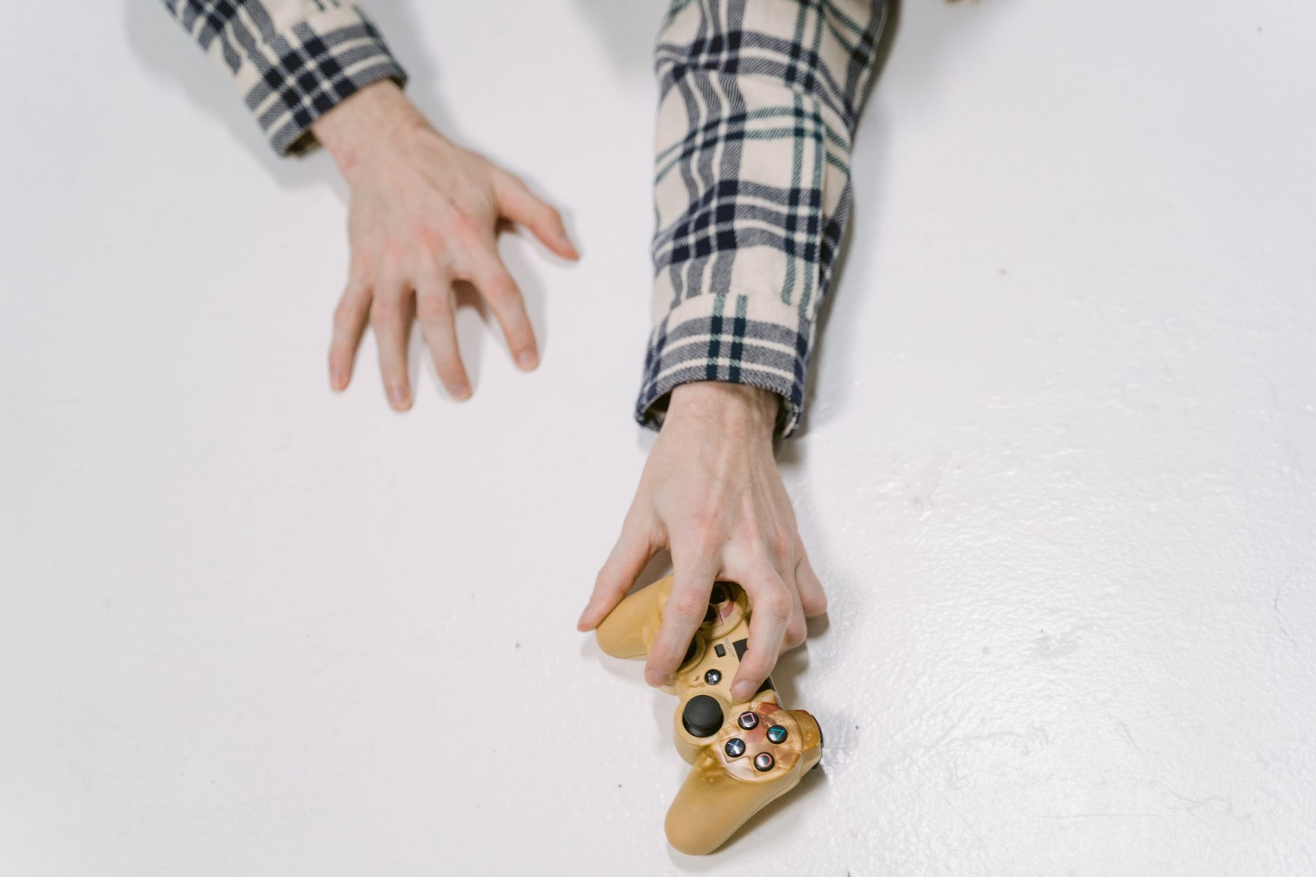 https://www.pexels.com/photo/person-wearing-black-and-white-checked-long-sleeve-shirt-holding-white-and-black-dice-7047199/