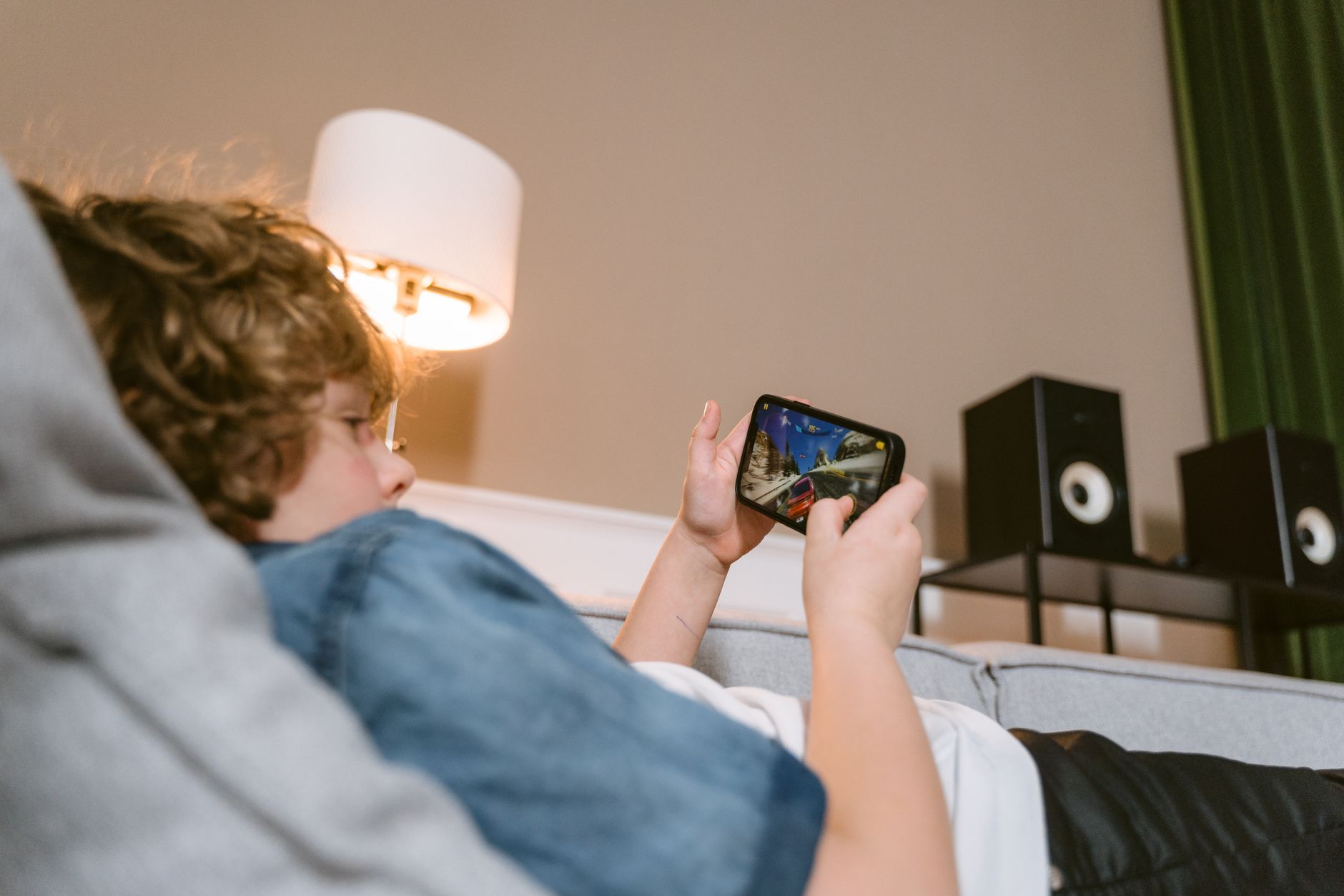 ROG Phone 8 評測:效能、散熱與遊戲體驗全面解析 TEENS playing games on a smartphone