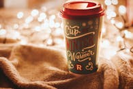 舒适的冬季咖啡杯与散景童话灯相映成趣，营造出温馨喜庆的氛围