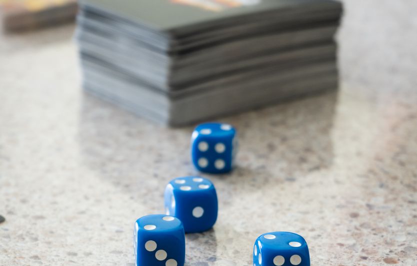Casino-Turnier im Gange mit verschiedenen Spielern die an Spielautomaten spielen