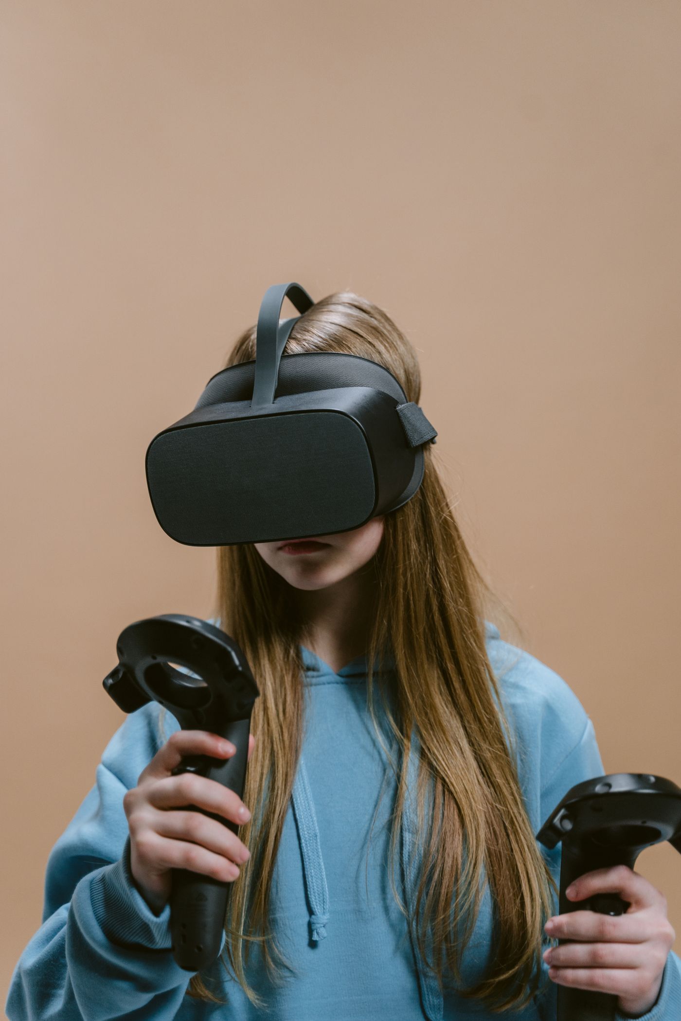 Personne jouant avec un casque de réalité virtuelle et des contrôleurs