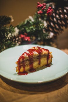 盘子上装有浆果酱的圣诞甜点特写，非常适合节日用餐