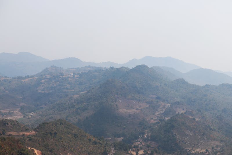 Technicien industriel ajustant un masque respiratoire avec filtre
