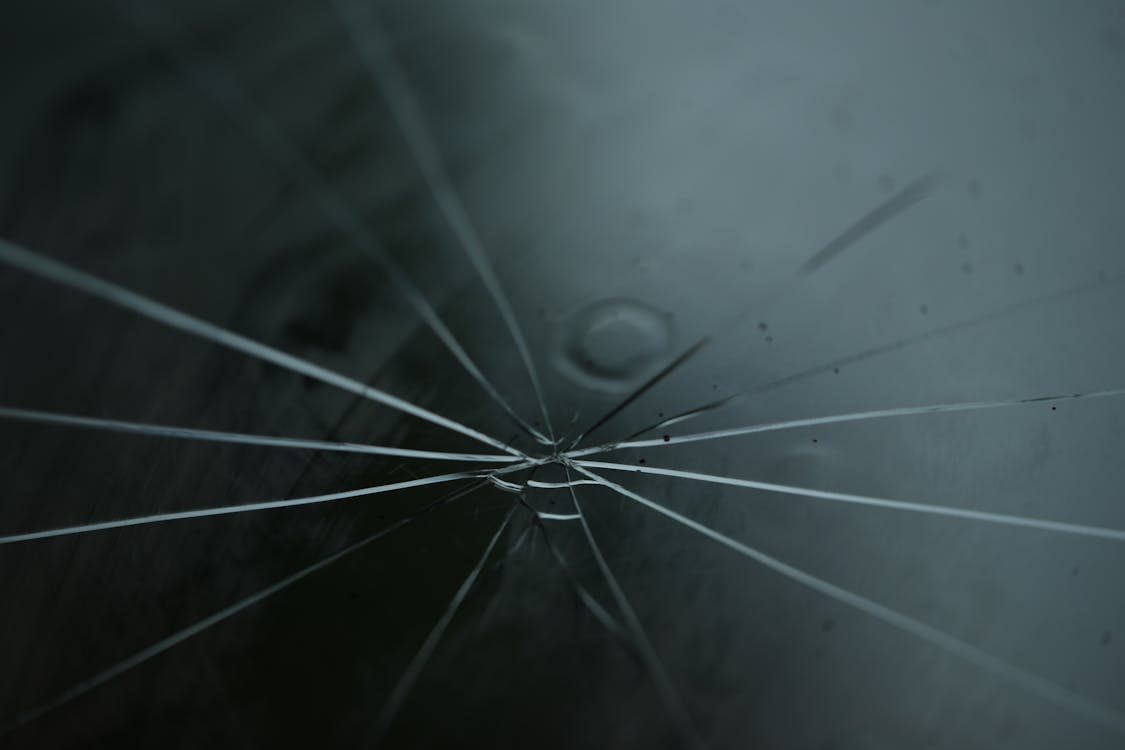 a windshield shattered due to temperature