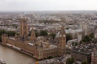 从无人机俯瞰伦敦泰晤士河沿岸历史悠久的威斯敏斯特宫和大本钟